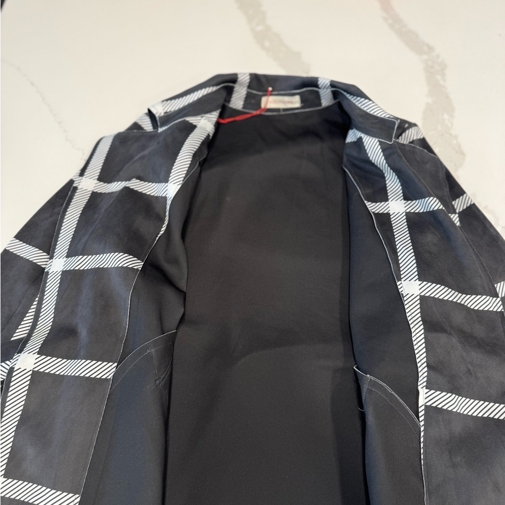 Solitaire Black and White Striped Detail Garment - Picture 6 of 8